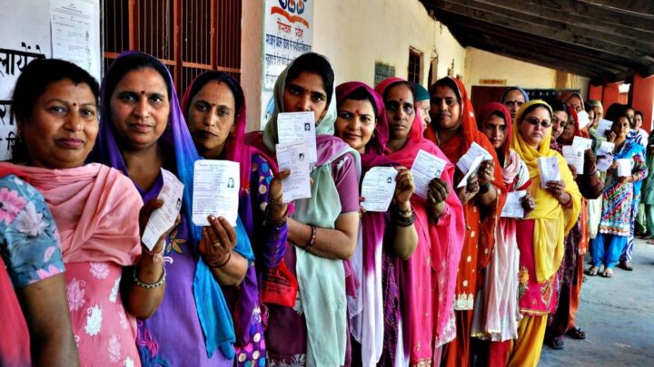 मतदाता सूची में नाम जुड़वाने के लिए ऑनलाइन और ऑफलाइन की सुविधा उपलब्ध