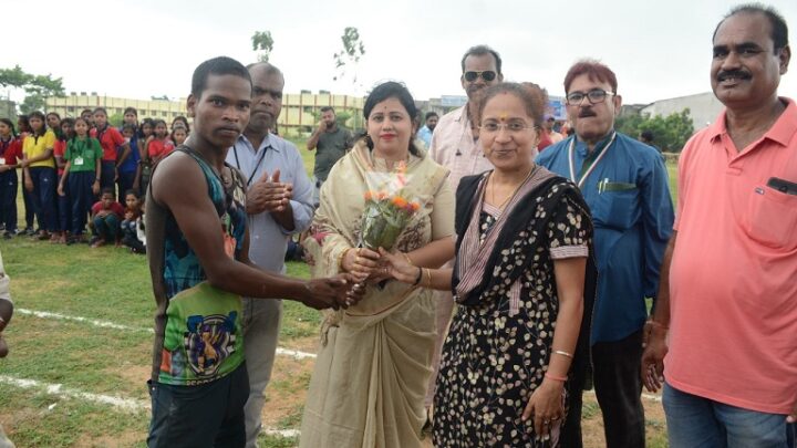 KORBA : जिले में पारंपरिक जनजातीय खेल प्रतियोगिता का हुआ आयोजन…जनजाति समुदाय के महिला – पुरुषों ने तीरंदाजी, गुलेल, मटकादौड़, गिल्ली डंड़ा, गेड़ी दौड़, भौरा, फुगड़ी खेलों में उत्साह के साथ लिया भाग