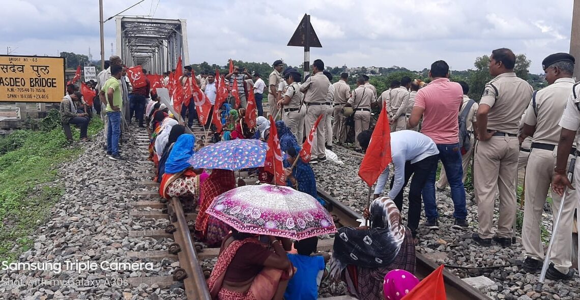 गेवरा स्टेशन से यात्री ट्रेनें चलाने  की मांग :  माकपा ने 3 घंटे तक किया मालगाड़ियों का चक्का जाम, रेल प्रशासन ने मांगा 15 दिनों का समय