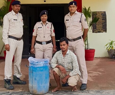 महासमुंद : शराब कोचियों पर बसना पुलिस की कार्यवाही, आरोपी से 50 लीटर अवैध महुआ शराब जप्त