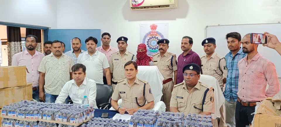 महासमुन्द पुलिस की नशे के सौदागर पर अब तक कि सबसे बडी कार्यवाही, भारी मात्रा में प्रतिबंधित नशीली टेबलेट व कोडीन युक्त सिरप के साथ 01 अन्तर्राजीय आरोपी गिरफ्तार