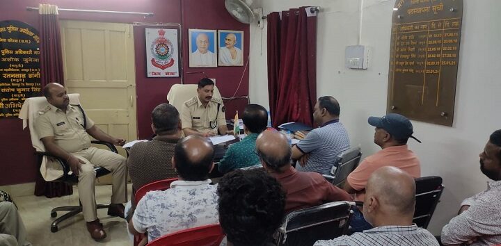 KORBA : निजात अभियान के अंतर्गत पुलिस अधीक्षक के निर्देश पर कोतवाली थाना क्षेत्र के मेडिकल दुकान संचालकों की ली गई मीटिंग, बिना प्रिसक्रिप्शन एवं प्रतिबंधित दवाएं बिक्री न करने हेतु दी गई समझाइश