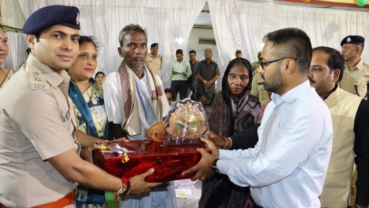 “मान तिरंगा शान तिरंगा अभिमान तिरंगा जल-थल- नभ में लहराए हमर तिरंगा”, महासमुंद पुलिस द्वारा आजादी के अमृत महोत्सव 75वी वर्षगाँठ पर वीर शहीदों के परिवार के सम्मान में किया गया कार्यक्रम का आयोजन