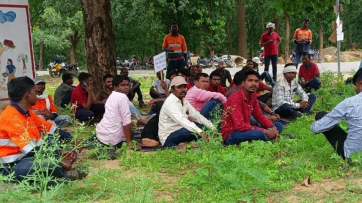 अडानी माइंस को चालू रखने की मांग लेकर ग्रामीण बैठे धरना प्रदर्शन पर