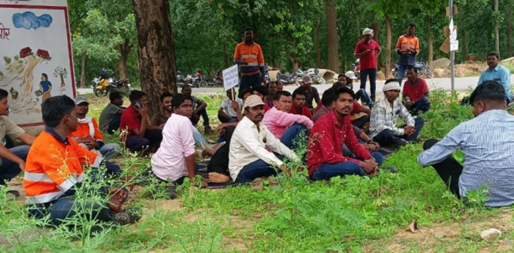 अडानी माइंस को चालू रखने की मांग लेकर ग्रामीण बैठे धरना प्रदर्शन पर