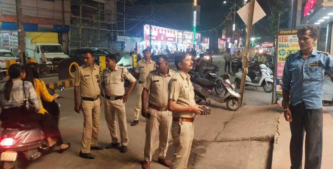 त्योहारी सीजन के मद्देनजर नगर पुलिस अधीक्षक कोरबा द्वारा किया गया शहर में पैदल पेट्रोलिंग