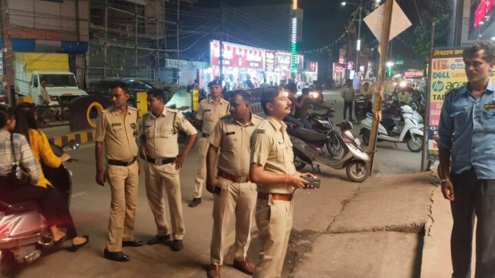 त्योहारी सीजन के मद्देनजर नगर पुलिस अधीक्षक कोरबा द्वारा किया गया शहर में पैदल पेट्रोलिंग