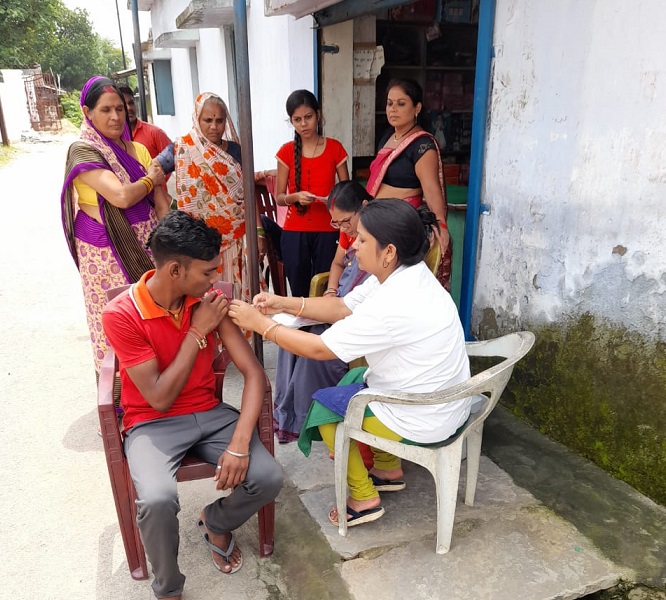 कोरबा : डोर-टू-डोर पहुंचकर बचे हुए लोगों को लगाई जा रही वैक्सीन, नगर निगम क्षेत्र में 134 टीमों के माध्यम से आज भी चलाया गया वैक्सीनेशन का महाअभियान