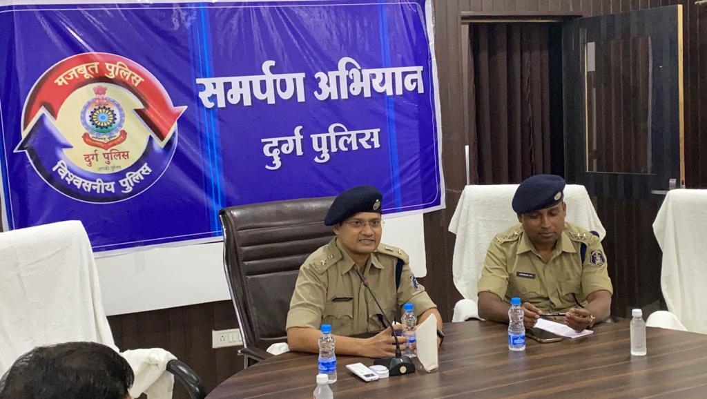 पुलिस अधीक्षक दुर्ग के द्वारा समर्पण अभियान के तहत रिटायर्ड पुलिस अधिकारियों से की गई मुलाकात