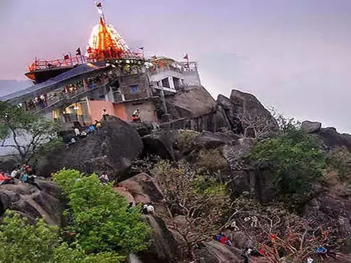 मां बम्लेश्वरी मंदिर में उमड़ी भीड़, माथा टेकने पहुंचे श्रद्धालु