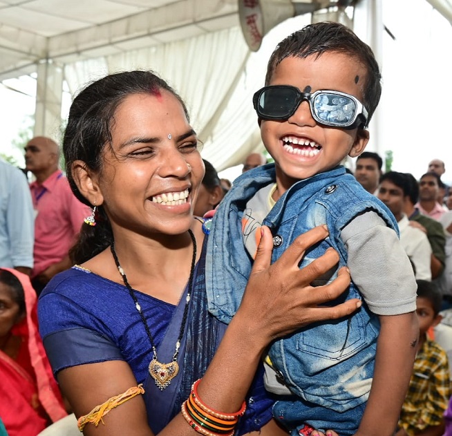 मोतियाबिंद बर्बाद कर रहा था मासूम का बचपन, खूबचंद बघेल स्वास्थ्य योजना से मिली प्रत्यक्ष को अक्ष की रोशनी