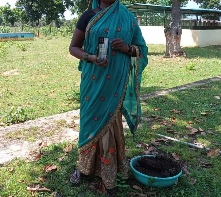 गोधन न्याय योजना से ग्रामीण हो रहे लाभान्वित, ललिता बाई ने गोबर बेचकर खरीदा स्मार्ट फोन