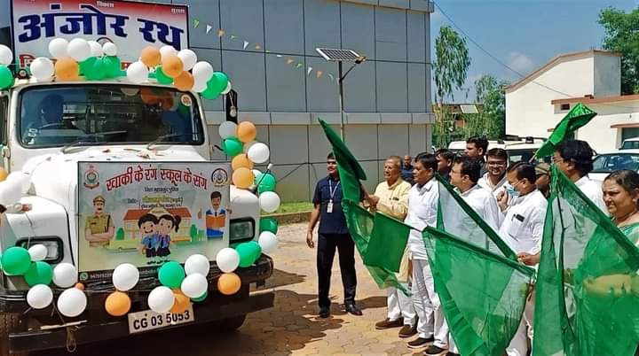 गृह मंत्री ने दिखाई पुलिस की अंजोर रथ को हरी झंडीरथ के माध्यम से साइबर क्राईम और यातायात के प्रति लोगों को किया जाएगा जागरूक