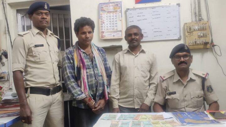 पुलिस अधीक्षक संतोष सिंह के निर्देशन पर कोतवाली पुलिस एवं साइबर टीम की संयुक्त कार्यवाही