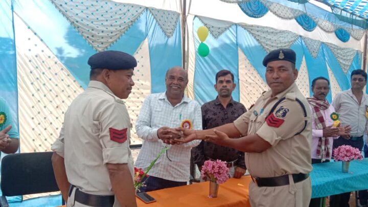 पुलिस अधीक्षक महासमुंद भोजराम पटेल के मार्गदर्शन में सभी थाना प्रभारियों द्वारा किया गया शिक्षकों का सम्मान