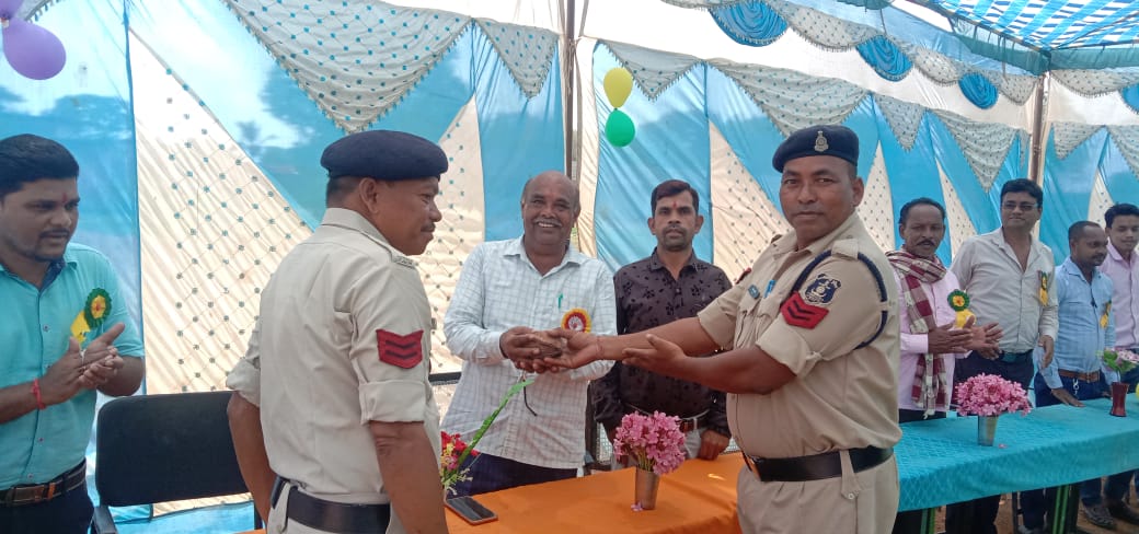 पुलिस अधीक्षक महासमुंद भोजराम पटेल के मार्गदर्शन में सभी थाना प्रभारियों द्वारा किया गया शिक्षकों का सम्मान