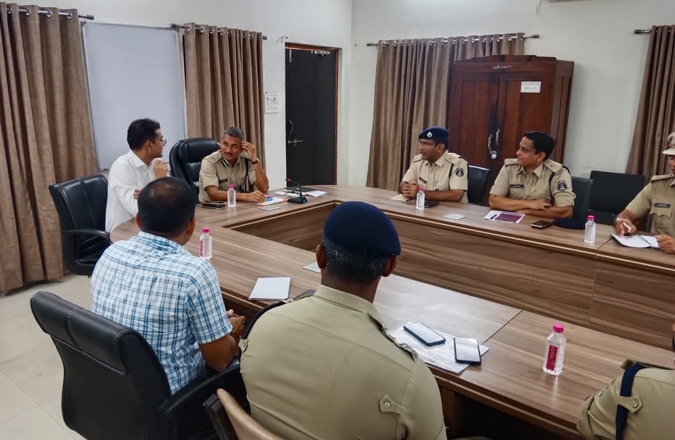 पुलिस महानिरीक्षक, रायपुर क्षेत्र, रायपुर द्वारा ’’रोड सेफ्टी  वर्ल्ड क्रिकेट सीरिज 2022’’ के मद्देनजर ली गई बैठक