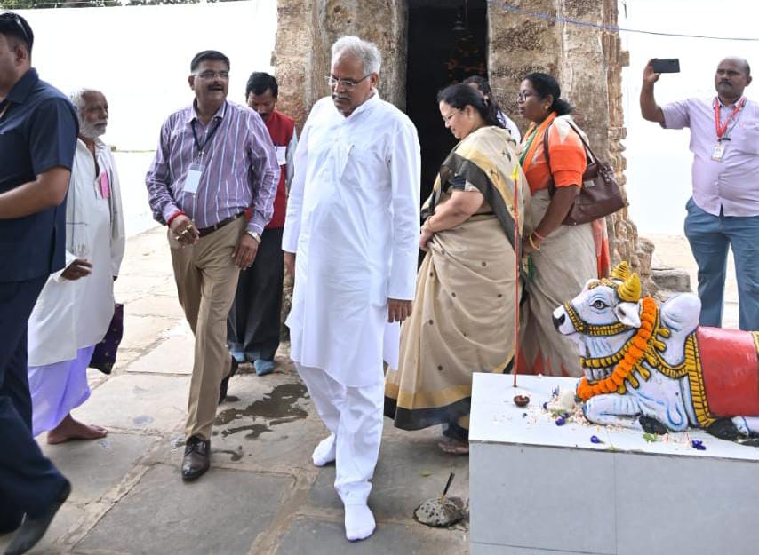 छत्तीसगढ़ ऐसी पावन धरती जहां कुत्ते की समाधि है आस्था का केंद्र, लोकश्रध्दा को सम्मान देने मुख्यमंत्री पहुंचे कुकुरदेव मन्दिर