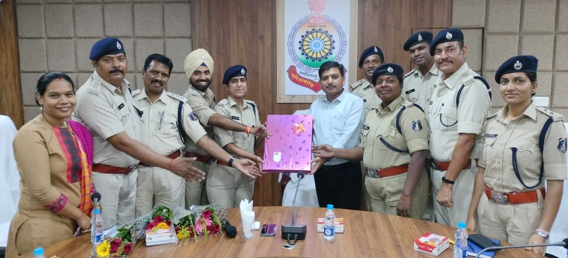 SDOP सूरजपुर गीता वाघवानी के स्थानान्तरण पर पुलिस परिवार सूरजपुर ने दी विदाई