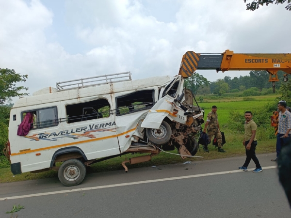 JAGDALPUR : पुल की रेलिंग तोड़कर गड्ढे में गिरा ट्रेवलर वाहन, एक की मौत व 12 घायल