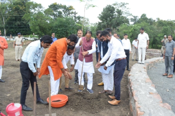 मुख्यमंत्री ने स्मार्ट सिटी उद्यान में लगाए बरगद, करंज और गुलमोहर के पौधे