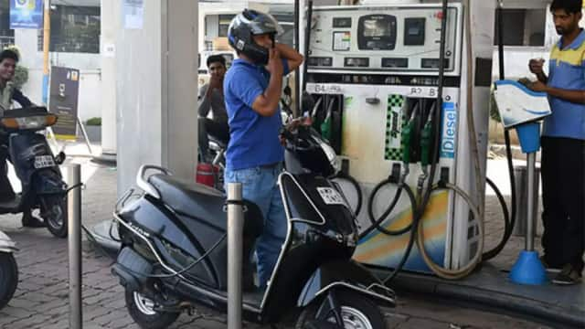 Petrol Diesel Price Today: राहत भरा रविवार, पेट्रोल-डीजल की कीमतों में लगातार 127वें दिन नहीं हुआ कोई बदलाव