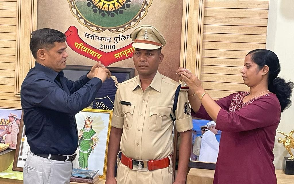 BILASPUR : पुलिस महानिरीक्षक रतन लाल डांगी द्वारा नव पदोन्नत सहायक उप निरीक्षकों को रैंक का स्टार लगाकर ,दी उनके उज्जवल भविष्य की शुभकामनाए