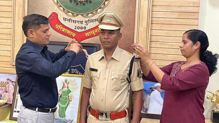 BILASPUR : पुलिस महानिरीक्षक रतन लाल डांगी द्वारा नव पदोन्नत सहायक उप निरीक्षकों को रैंक का स्टार लगाकर ,दी उनके उज्जवल भविष्य की शुभकामनाए