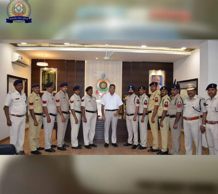 JANJGIR CHAMPA : पुलिस अधीक्षक द्वारा आरक्षकों को फित्ती लगाकर प्रधान आरक्षक के पद पर पदोन्नति दी गई