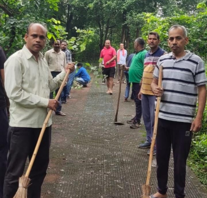 भारतीय जनता पार्टी विधि प्रकोष्ठ कोरबा का स्वछता कार्यक्रम त्रिफला गार्डन लेबर आफिस के बगल में कोरबा में सम्पन्न