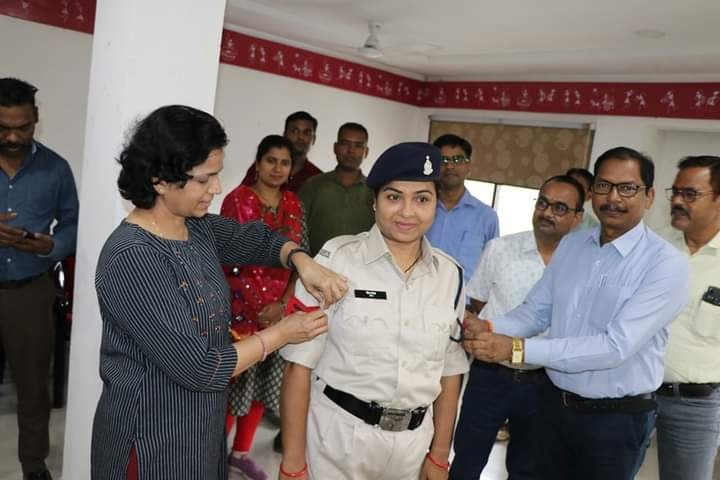 डॉ. संगीता पीटर्स पुलिस अधीक्षक डायल-112 नेपदोन्नत महिला प्रधान आरक्षक को लगायी फित्ती