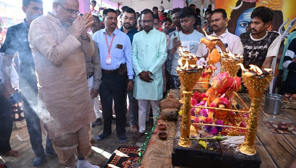 RAIPUR : मुख्यमंत्री भूपेश बघेल ने गौरा-गौरी की पूजा अर्चना कर प्रदेशवासियों की सुख समृद्धि की कामना की