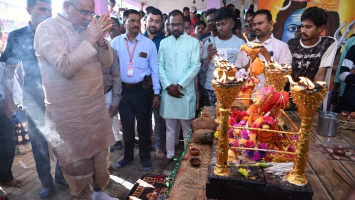 RAIPUR : मुख्यमंत्री भूपेश बघेल ने गौरा-गौरी की पूजा अर्चना कर प्रदेशवासियों की सुख समृद्धि की कामना की