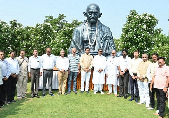 विधानसभा परिसर में डॉ. महंत ने महात्मा गांधी को अर्पित किए श्रद्धासुमन