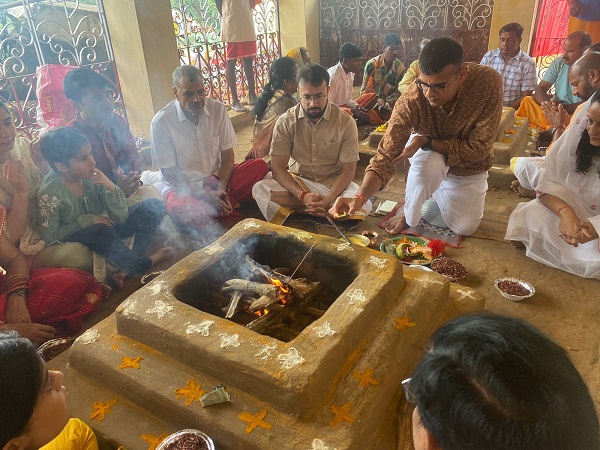 महानवमी हवन में शामिल हुए कलेक्टर विनीत नंदनवार