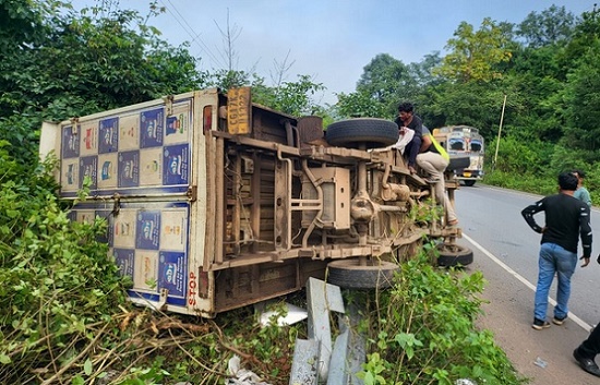 अनियंत्रित दुग्ध वाहन पलटा, 1 की मौत, दो घायल