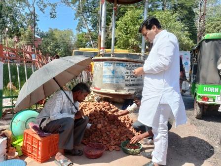 दुर्ग महापौर ने बिखेरी फुटपाथ पर बैठे गरीब बुजुर्ग के चहरे पर खुशी