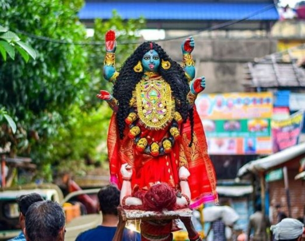 पश्चिम बंगाल में दीपावली के दिन होती है मां काली की पूजा