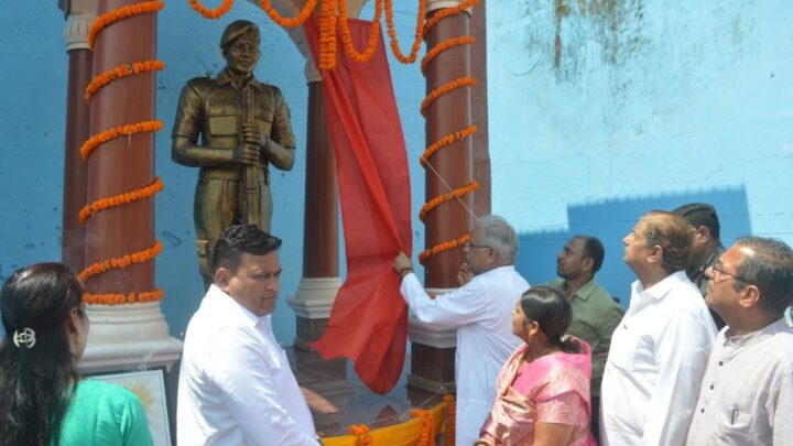 RAIPUR : मुख्यमंत्री भूपेश बघेल ने शहीद रामस्वरूप चंद्राकर की प्रतिमा का किया अनावरण