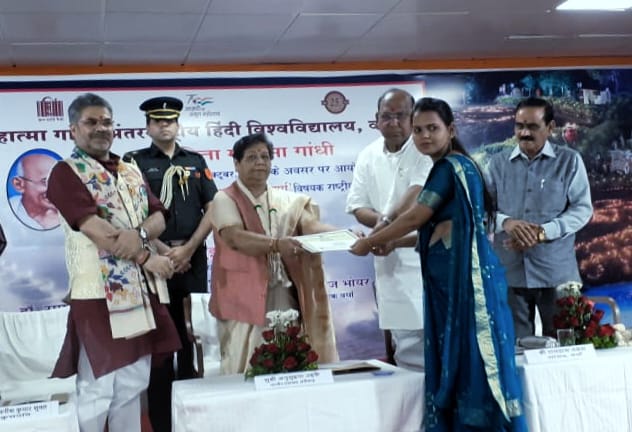 RAIPUR : राज्यपाल सुश्री उइके वर्धा विश्वविद्यालय द्वारा आयोजित राष्ट्रीय संगोष्ठी में हुई शामिल, अंबेडकर उत्कृष्टता केंद्र का भी किया शुभारंभ