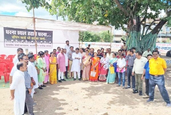 RAIPUR : नागरिकों व व्यापारियों ने धरना स्थल को हटाने किया धरना-प्रदर्शन