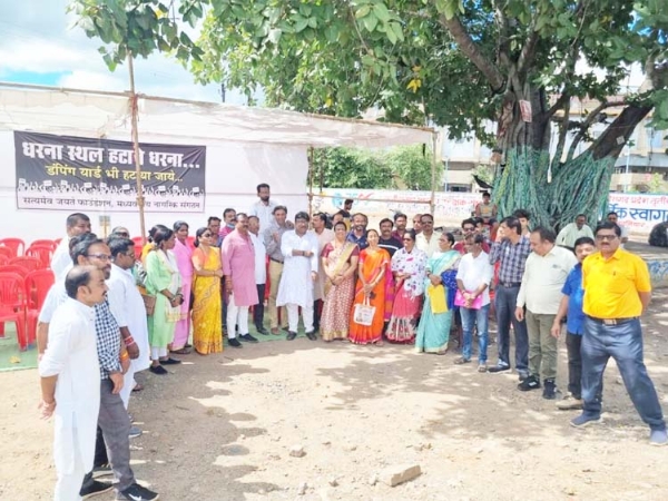 RAIPUR : नागरिकों व व्यापारियों ने धरना स्थल को हटाने किया धरना-प्रदर्शन