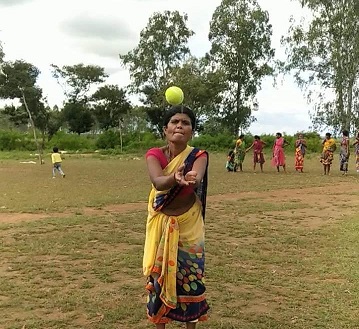 जगदलपुर : एक हाथ से ‘छत्तीसगढ़िया ओलंपिक’ में अपना दमखम दिखाती गुरबारी की अनूठी है कहानी