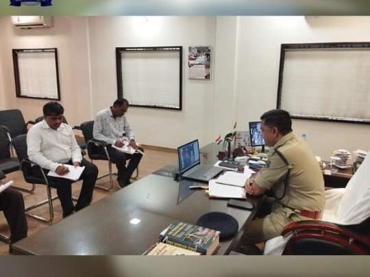 JANJGIR CHAMPA : पुलिस अधीक्षक द्वारा राजपत्रित अधिकारी (पुलिस) एवं थाना/चौकी प्रभारियों की वर्चुअल मीटिंग ली गई