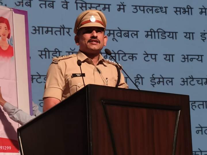 नगर पुलिस अधीक्षक छात्र, छात्राओं को किये साइबर क्राइम के प्रति जागरूक