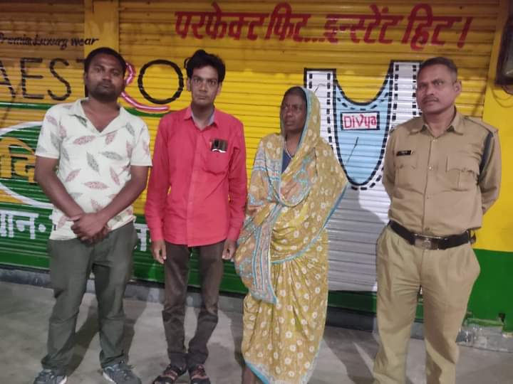 बिरेझर पुलिस ने महाराष्ट्र से भटकते हुए घुम रहे विक्षिप्त महिला को उनके परिजनों से संपर्क कर रायपुर परिजनों को किया सुपुर्द