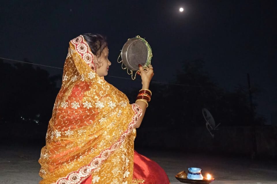 Karwa Chauth 2022 : कल मनाया जाएगा करवा चौथ, ऐसे करें पूजा, जीवनभर बनी रहेगी खुशहाली