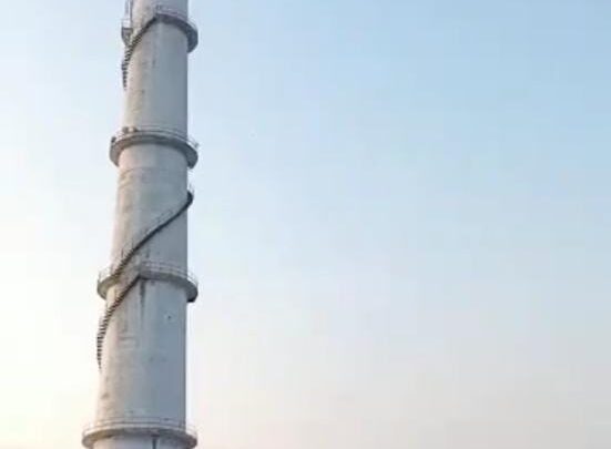 VIDEO : गगनचुम्बी Vandana Power Plant चिमनी हुई जमींदोज