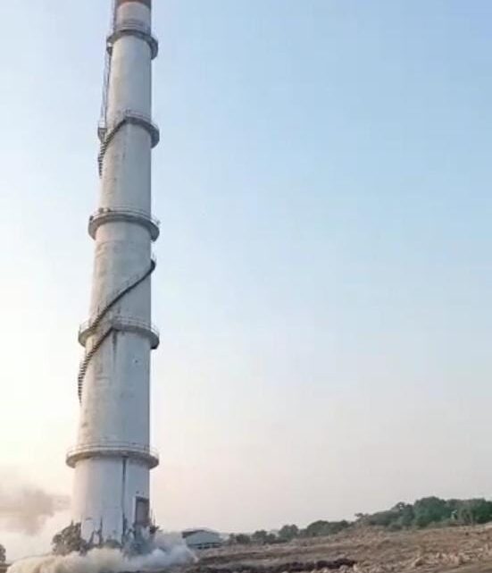 VIDEO : गगनचुम्बी Vandana Power Plant चिमनी हुई जमींदोज