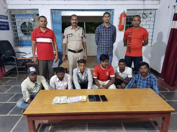 पुलिस द्वारा मोमबत्ती की लॉव में 52 पत्ती तास से जुआ खेल रहे 06 जुआरीयो को रंगे हाथो पकड़ा